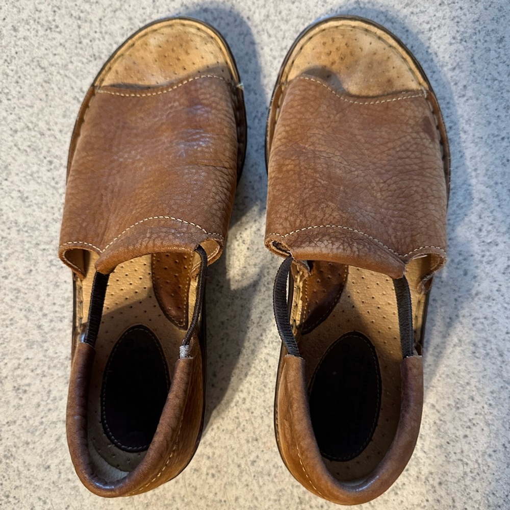 Women’s size 9 Born sandals.